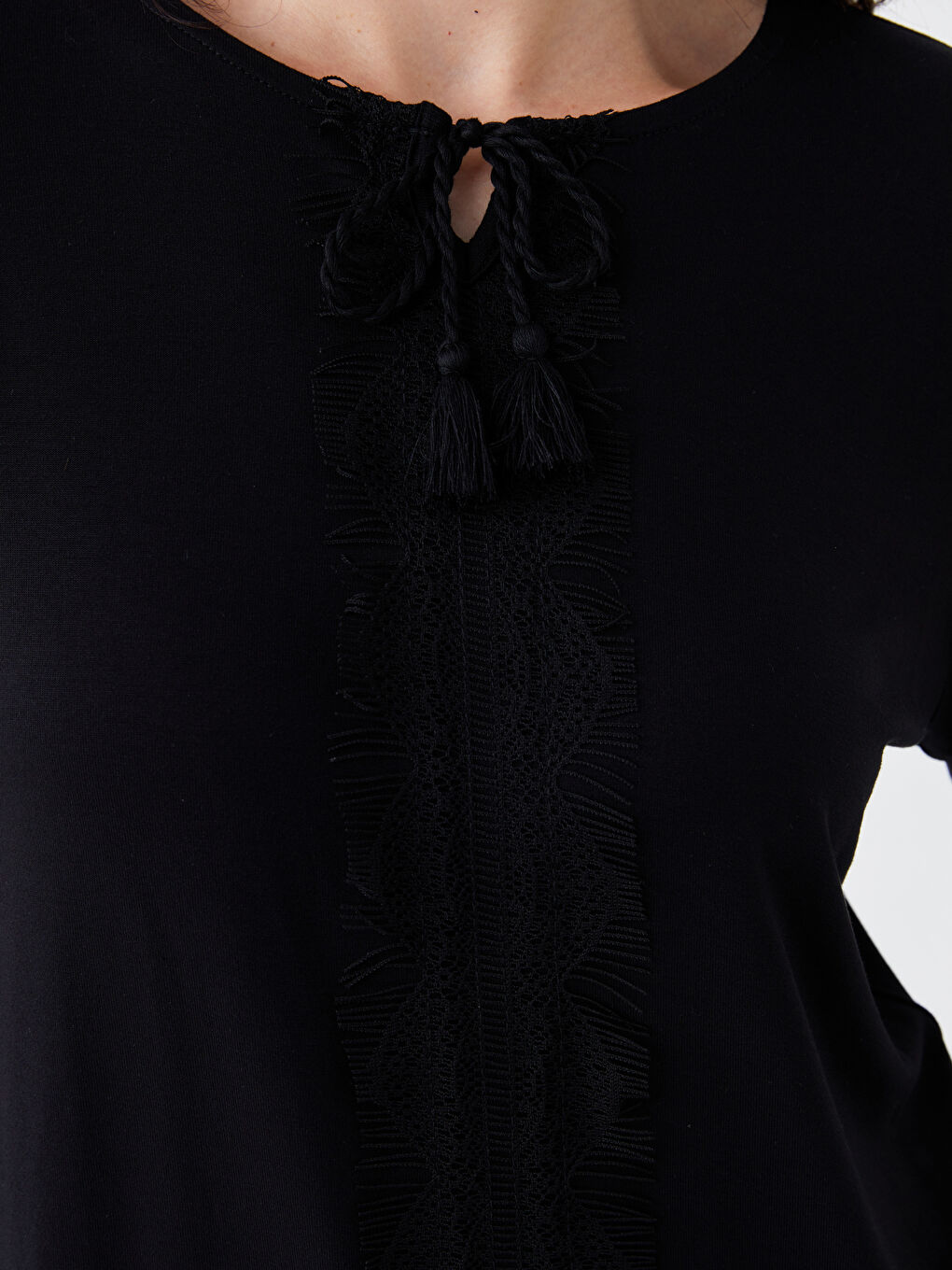 Siyah Bağlamalı Yaka Nakışlı Uzun Kollu Kadın Bluz-4