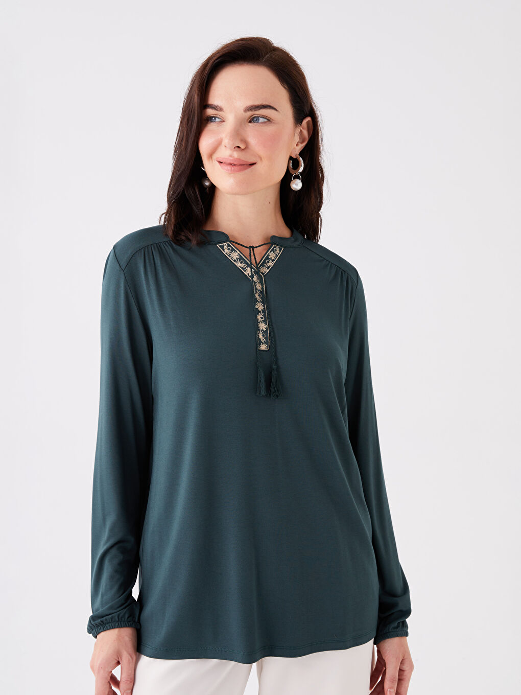 Yeşil Bağlamalı Yaka Nakışlı Uzun Kollu Kadın Bluz