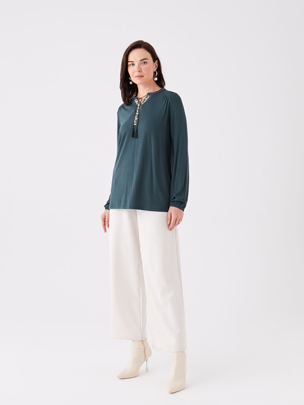 Yeşil Bağlamalı Yaka Nakışlı Uzun Kollu Kadın Bluz-1