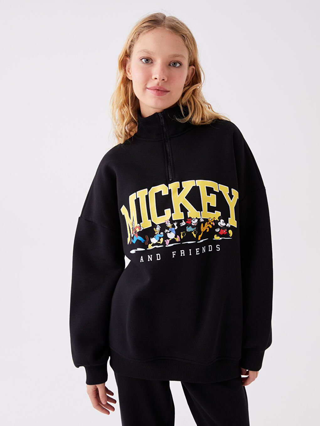 LCW Vision Yeni Siyah Dik Yaka Mickey Mouse ve Arkadaşları Baskılı Oversize Kadın Kalın Sweatshirt