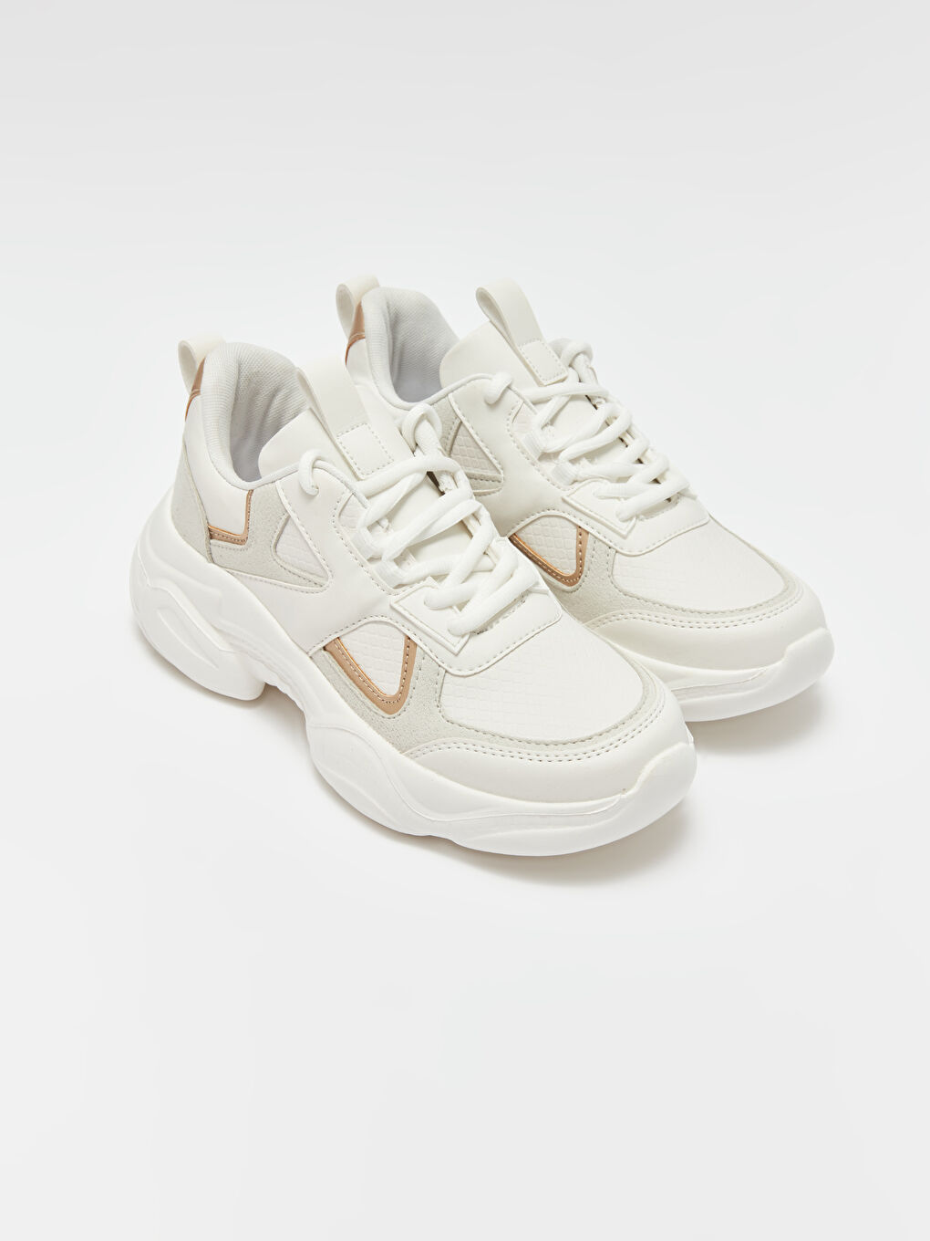 أحذية رياضية للسيدات مع أربطة ألدو وتطريز زخرفي