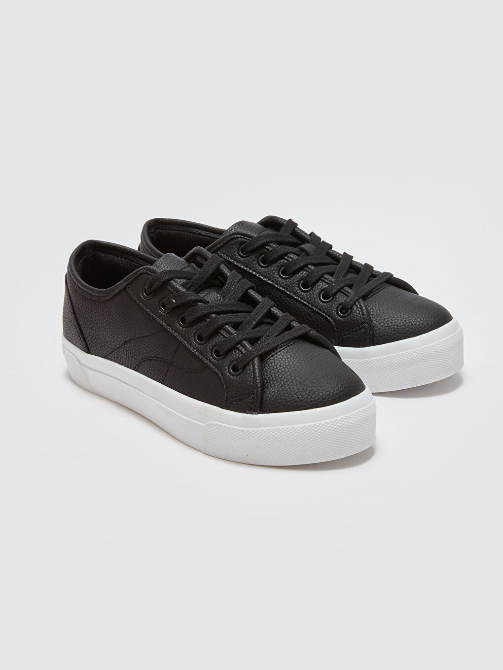 Siyah Bağcıklı Deri Görünümlü Kadın Spor Ayakkabı