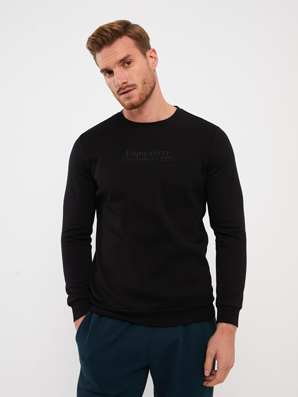 LCWAIKIKI Classic Siyah Bisiklet Yaka Uzun Kollu Baskılı Erkek Kalın Sweatshirt