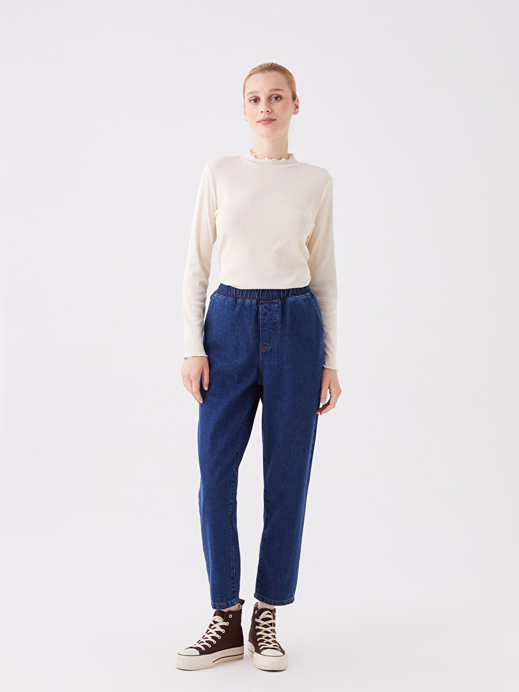 جينز بخصر مرن وقصة مستقيمة للسيدات