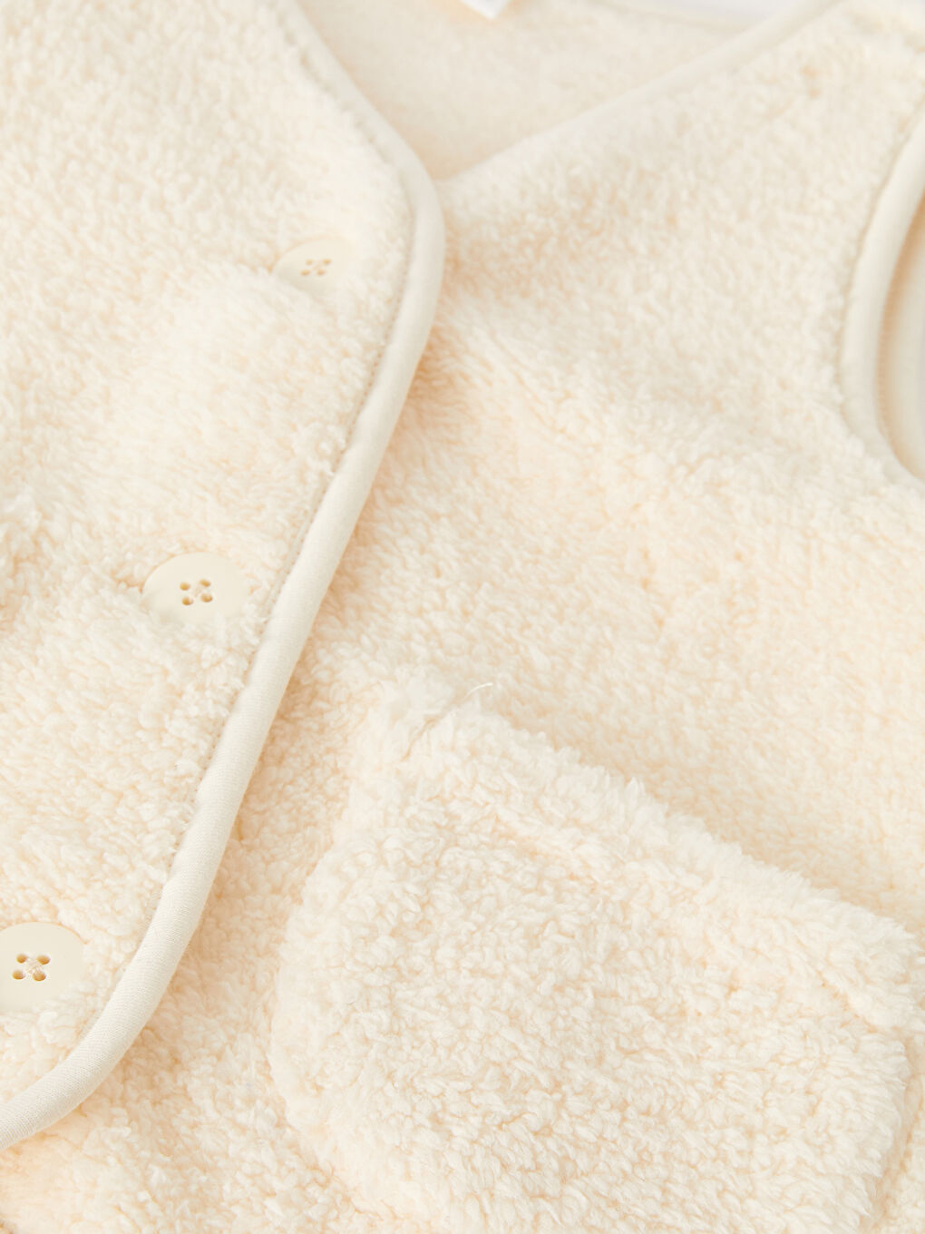 Жилет из плюша с V-образным вырезом для малышки-2