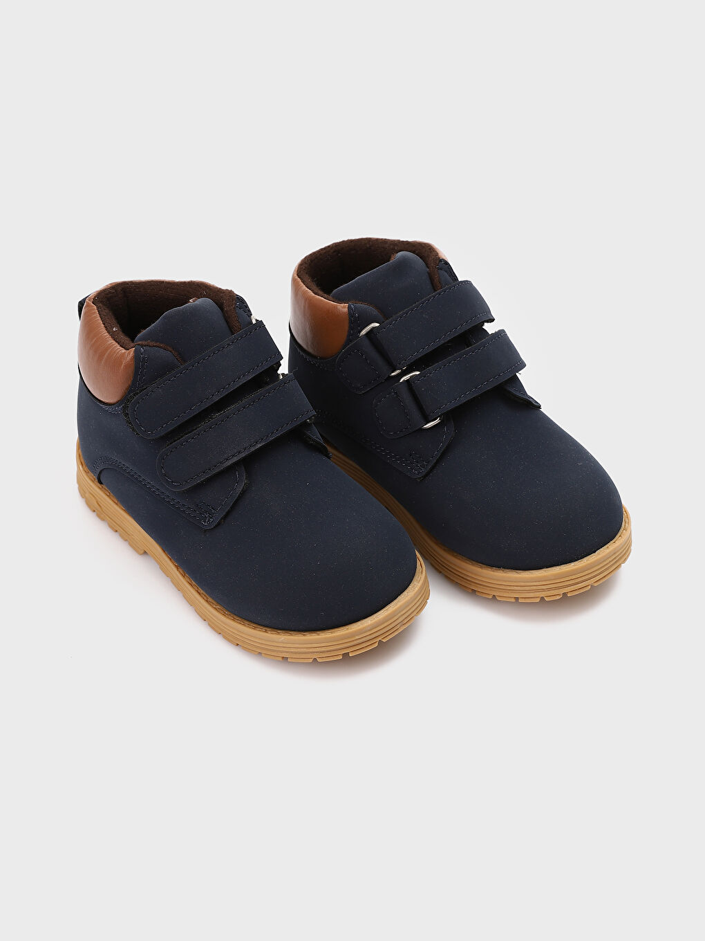 بوت للأولاد بشريط لاصق