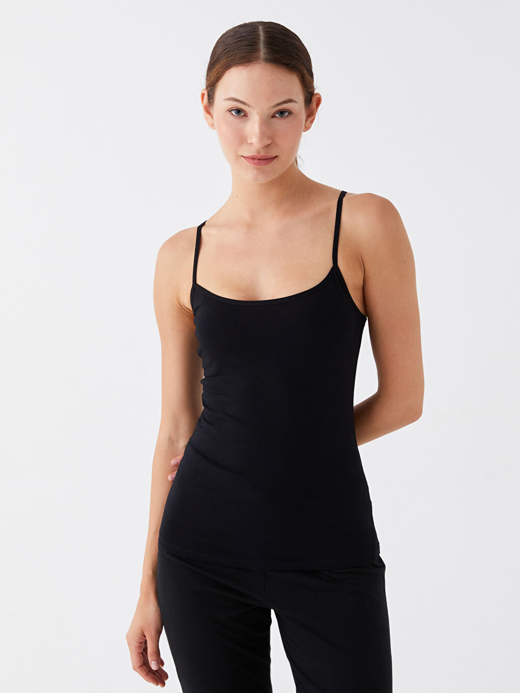 Siyah U Yaka Düz Askılı Kadın Atlet-1