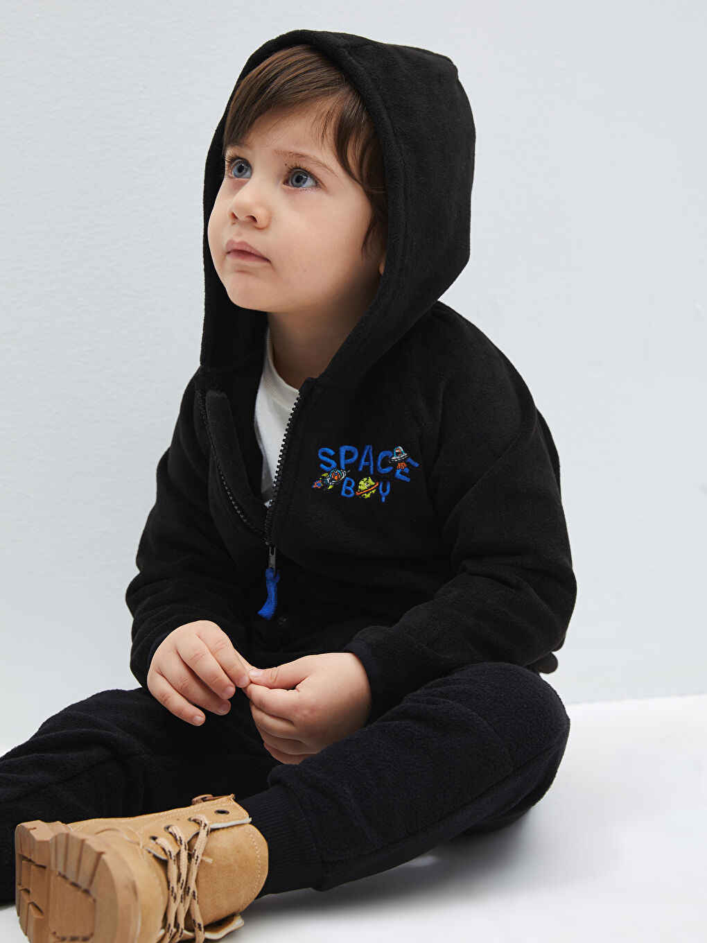 LCW baby Yeni Siyah Kapüşonlu Uzun Kollu Nakışlı Polar Erkek Bebek Fermuarlı Sweatshirt