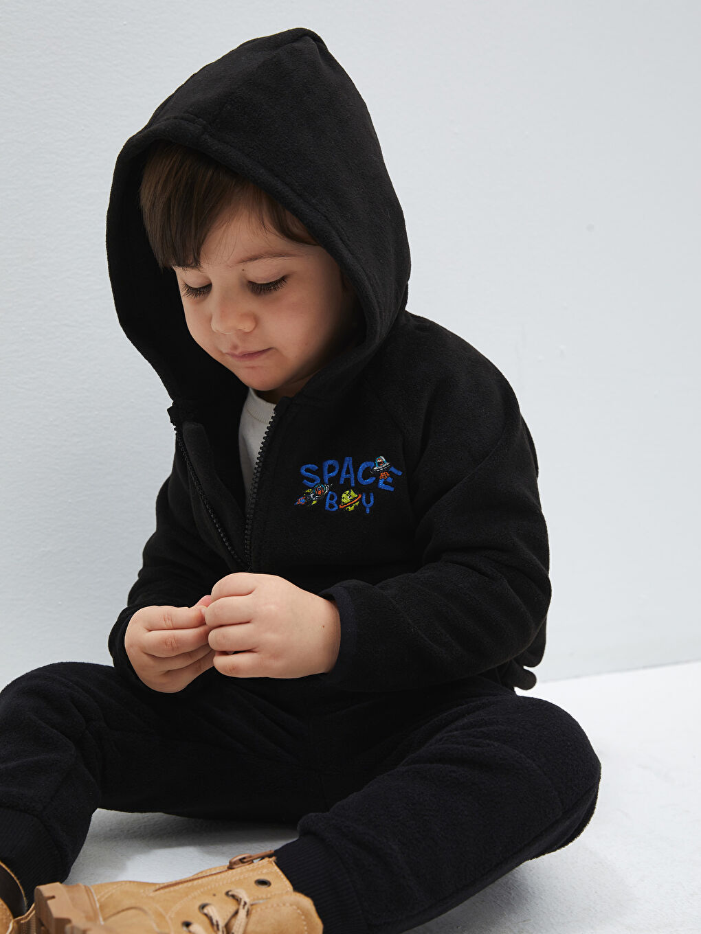 LCW baby Yeni Siyah Kapüşonlu Uzun Kollu Nakışlı Polar Erkek Bebek Fermuarlı Sweatshirt - 1