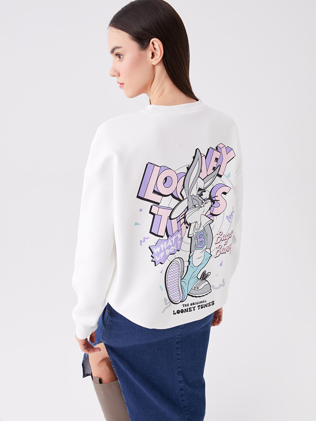 LCW Vision Ekru Bisiklet Yaka Bugs Bunny Baskılı Uzun Kollu Oversize Kadın Sweatshirt