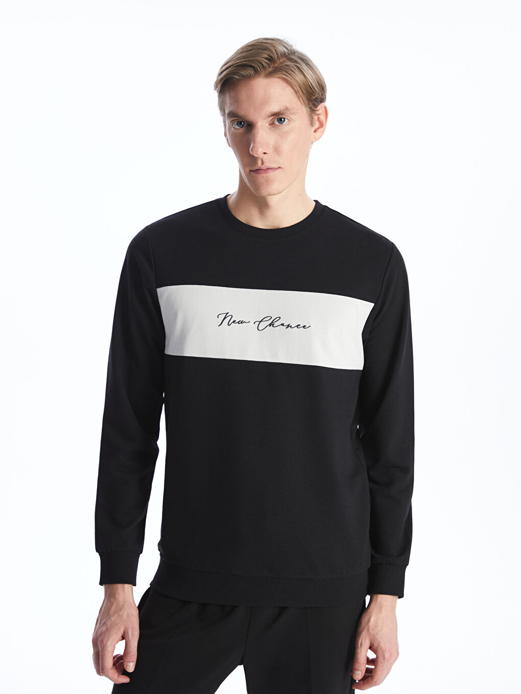 LCWAIKIKI Classic Yeni Siyah Bisiklet Yaka Uzun Kollu Baskılı Erkek Sweatshirt