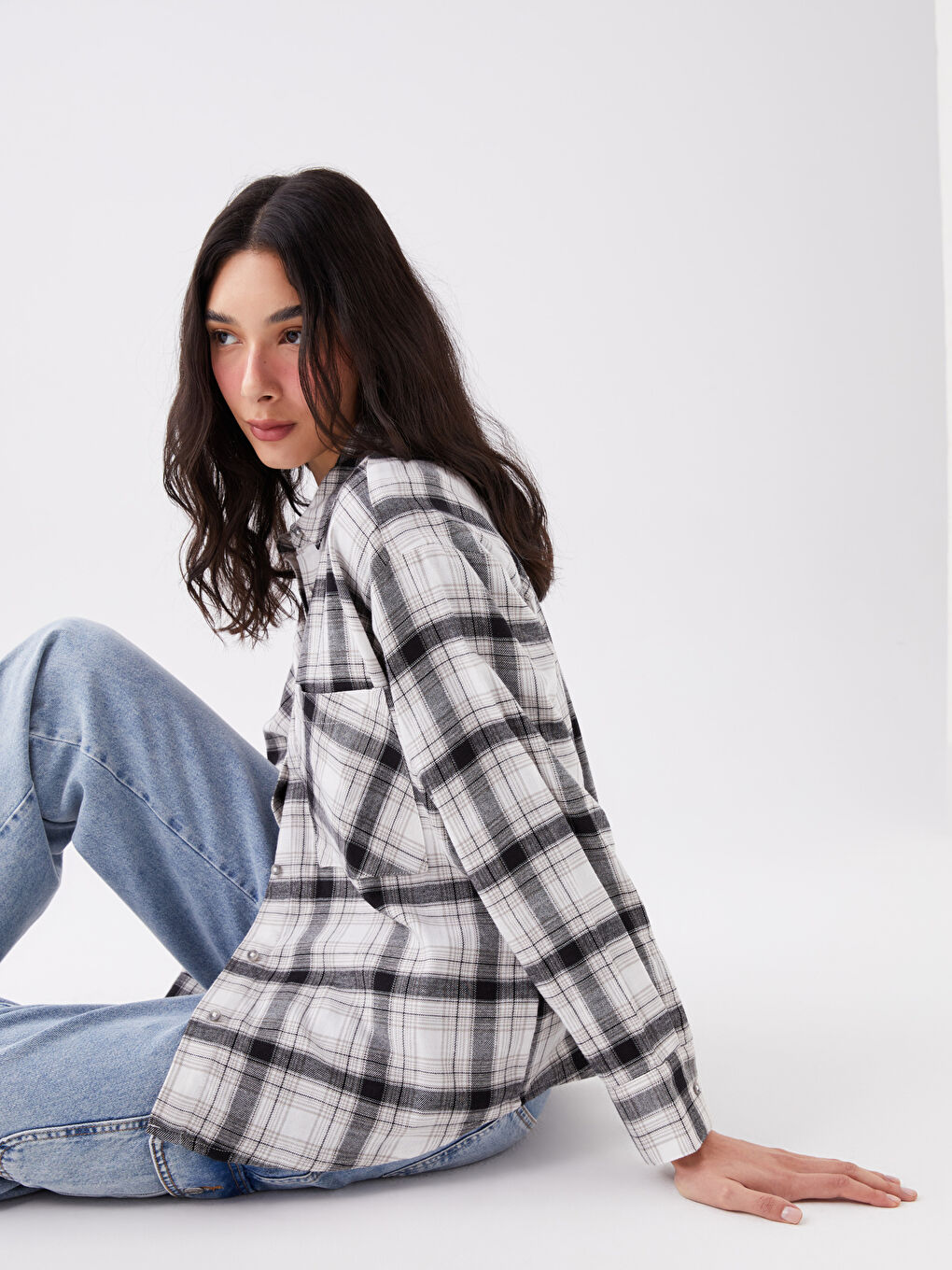 قميص فلانيل نسائي واسع الحجم بنقشة المربعات وكم طويل