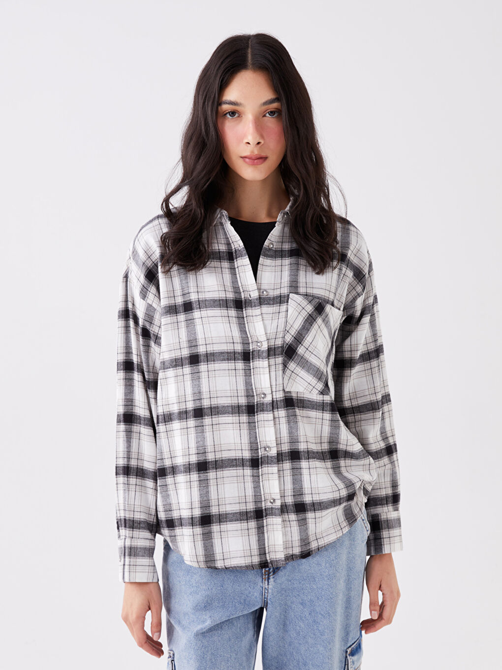 قميص فلانيل نسائي واسع الحجم بنقشة المربعات وكم طويل-1