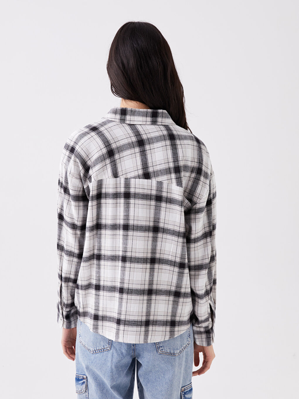 قميص فلانيل نسائي واسع الحجم بنقشة المربعات وكم طويل-4