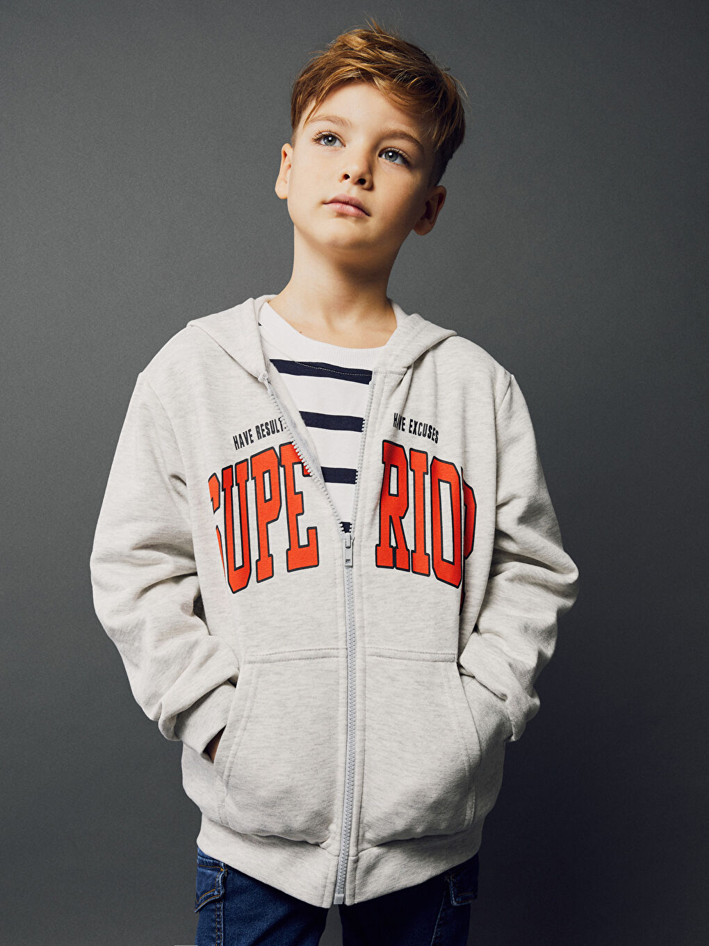 LCW Kids Açık Gri Melanj Kapüşonlu Baskılı Uzun Kollu Erkek Çocuk Fermuarlı Sweatshirt