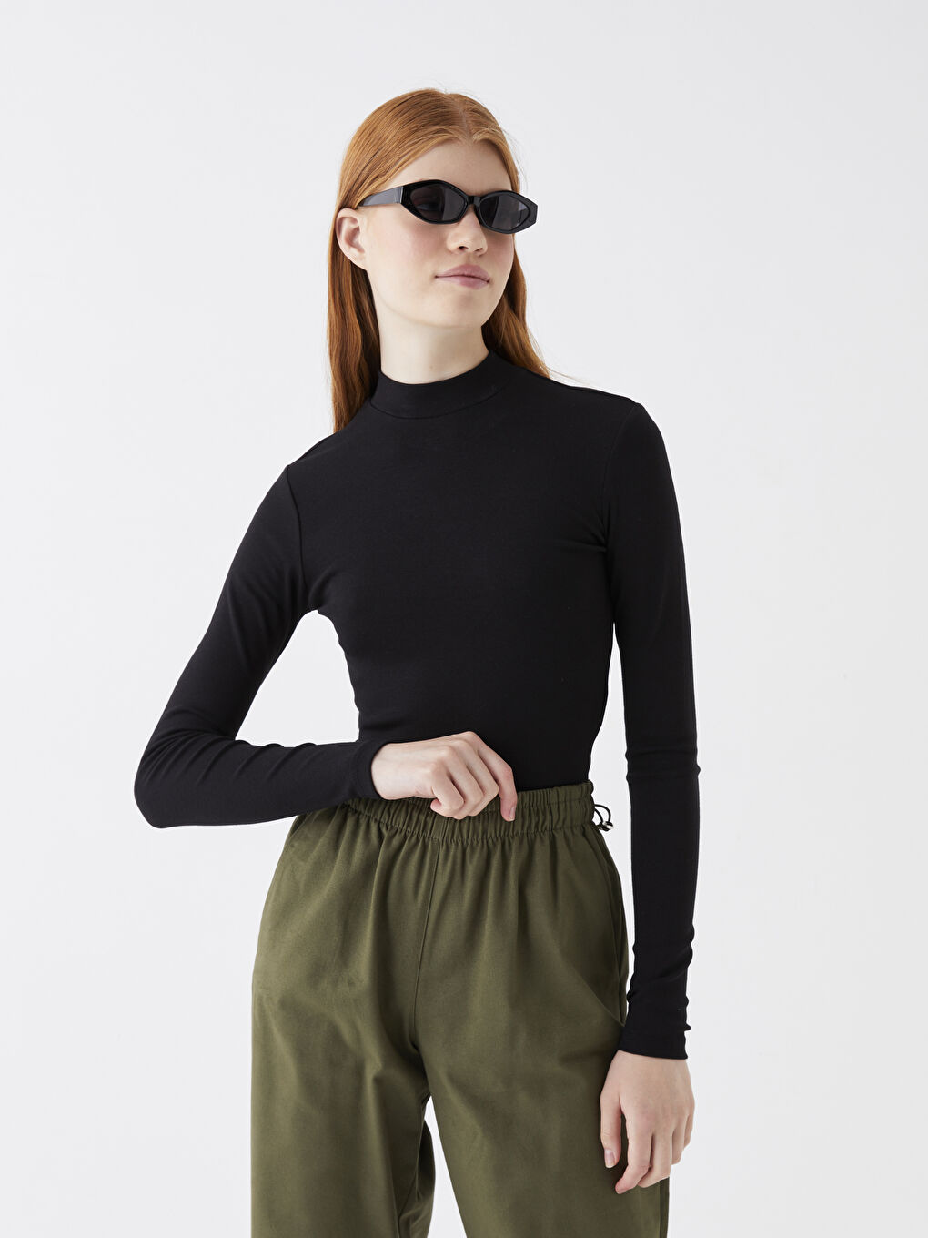 Siyah Dik Yaka Düz Uzun Kollu Kadın Tişört