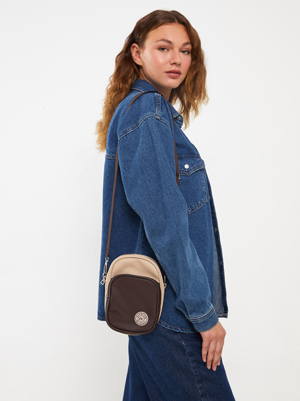 Kahverengi Etiket Baskılı Kadın Kol Çantası