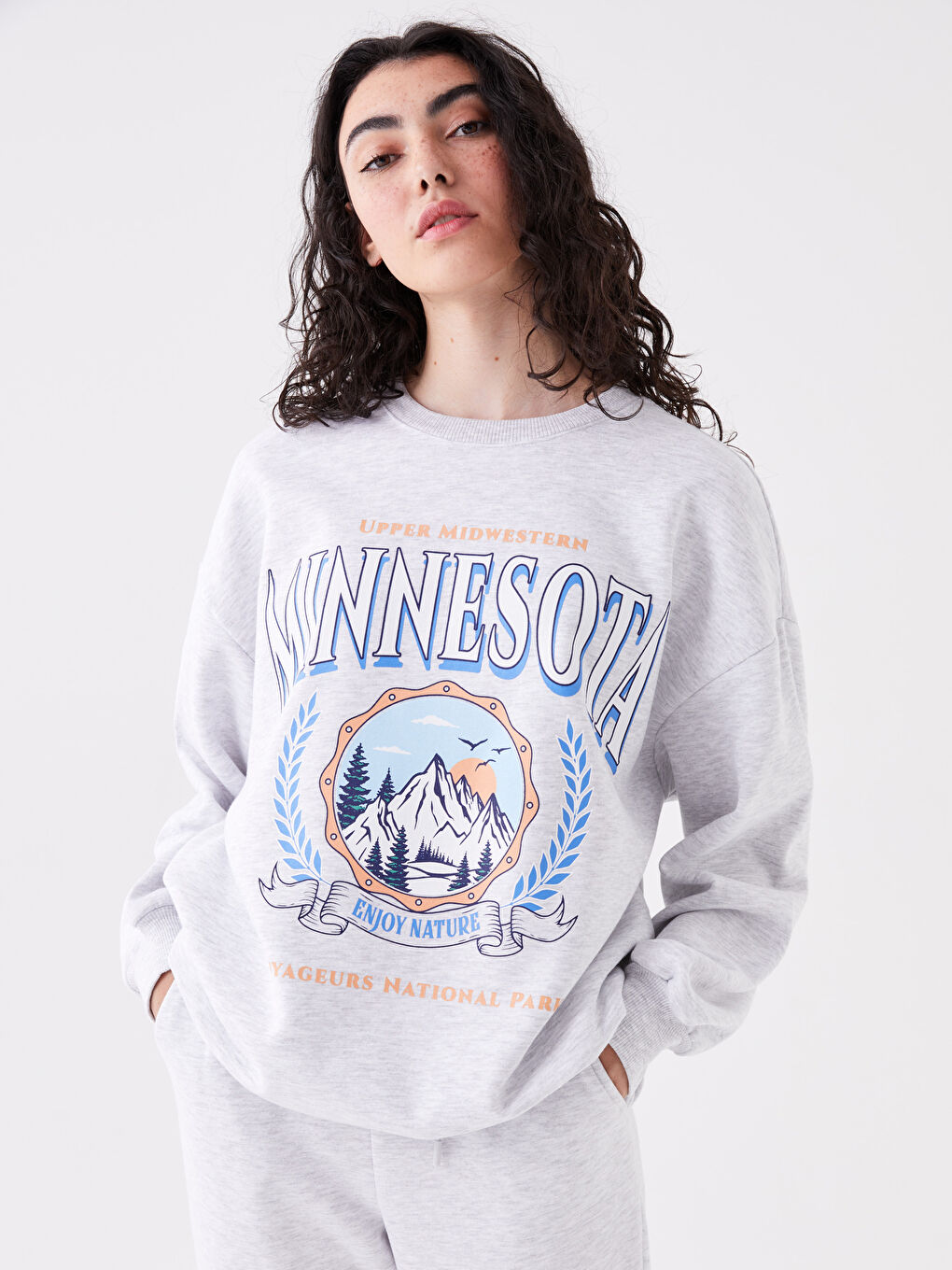 LCW Vision Açık Gri Melanj Bisiklet Yaka Baskılı Uzun Kollu Oversize Kadın Sweatshirt