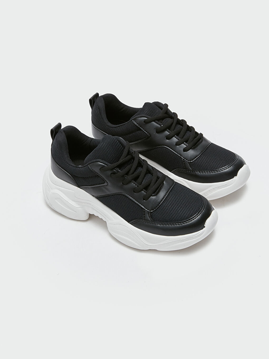 سنيكرز للسيدات بأربطة