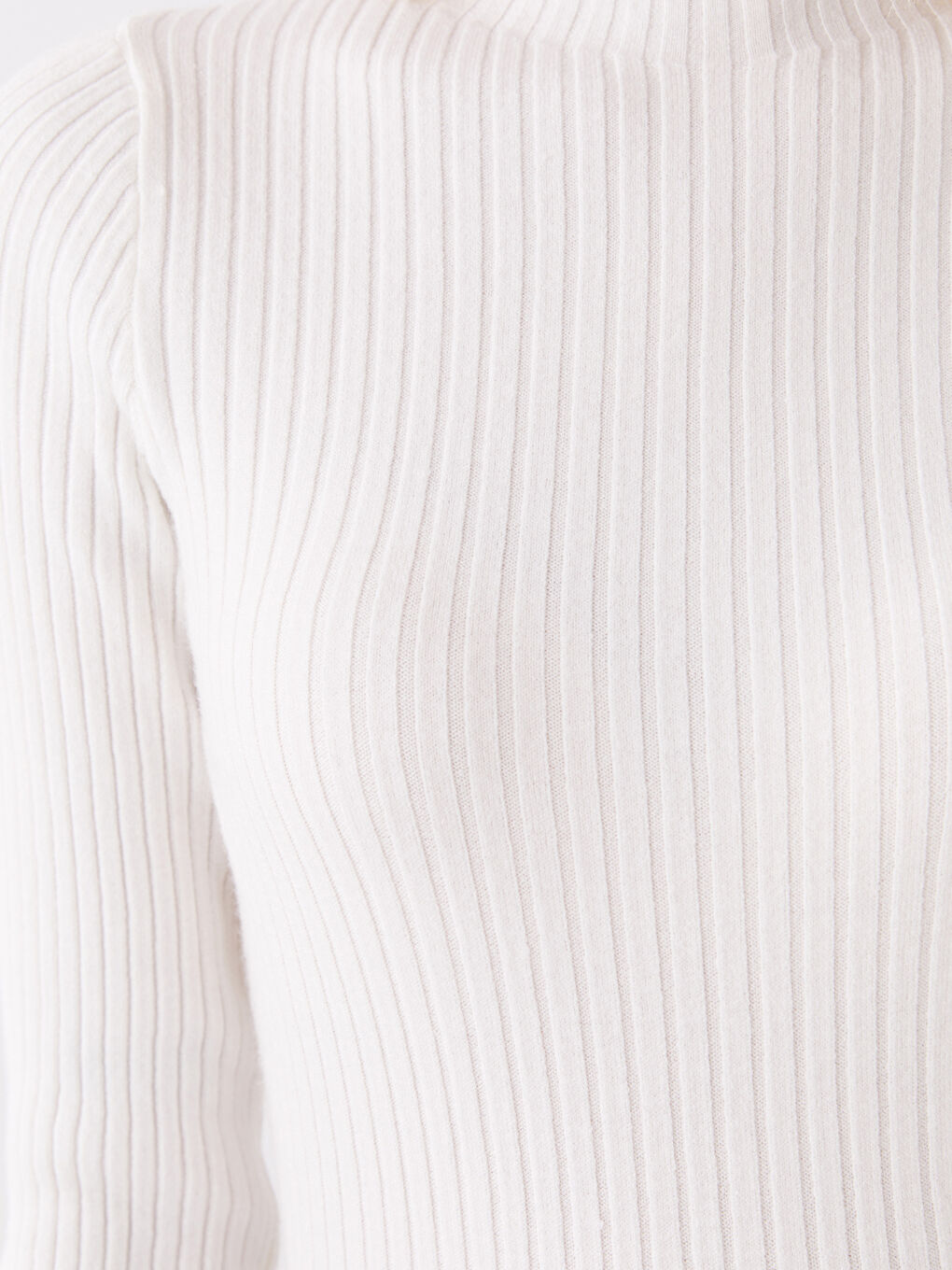 Ekru Yarım Balıkçı Yaka Kendinden Desenli Uzun Kollu Kadın Triko Kazak-3