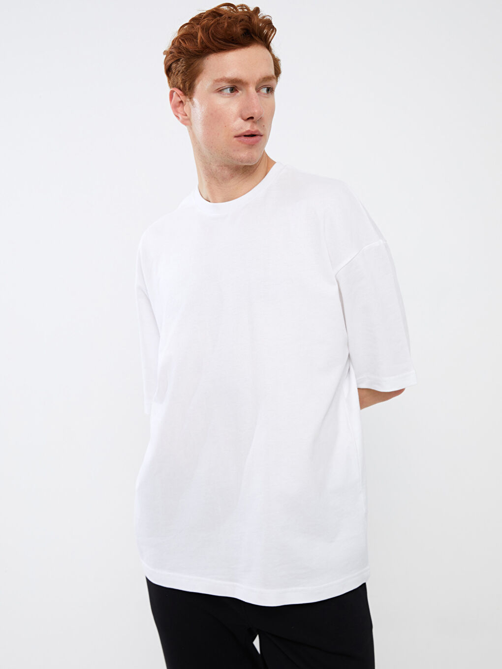 Beyaz Oversize Bisiklet Yaka Kısa Kollu Erkek Tişört-1