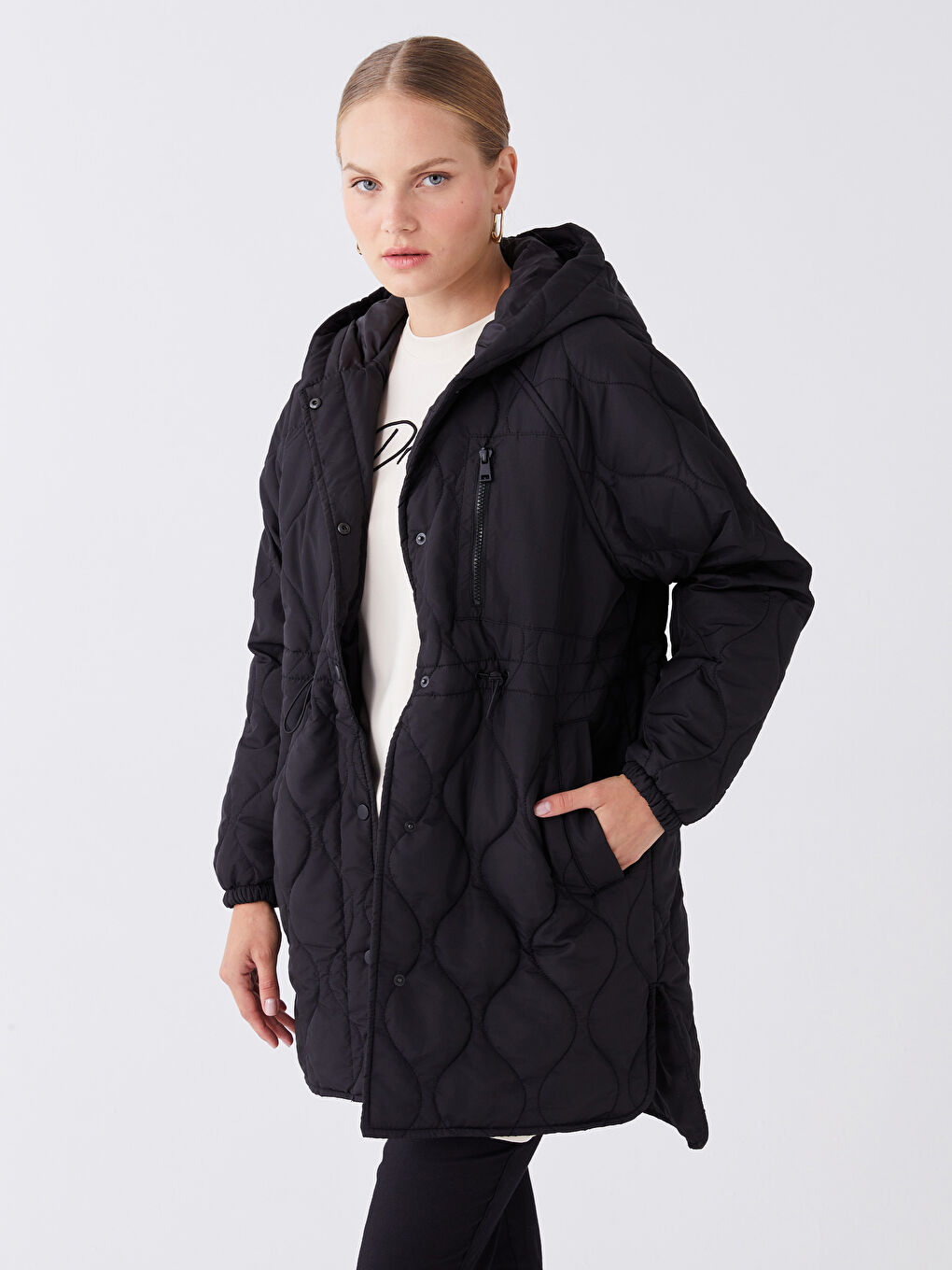 Siyah Kapüşonlu Kendinden Desenli Uzun Kollu Oversize Kadın Şişme Mont-1