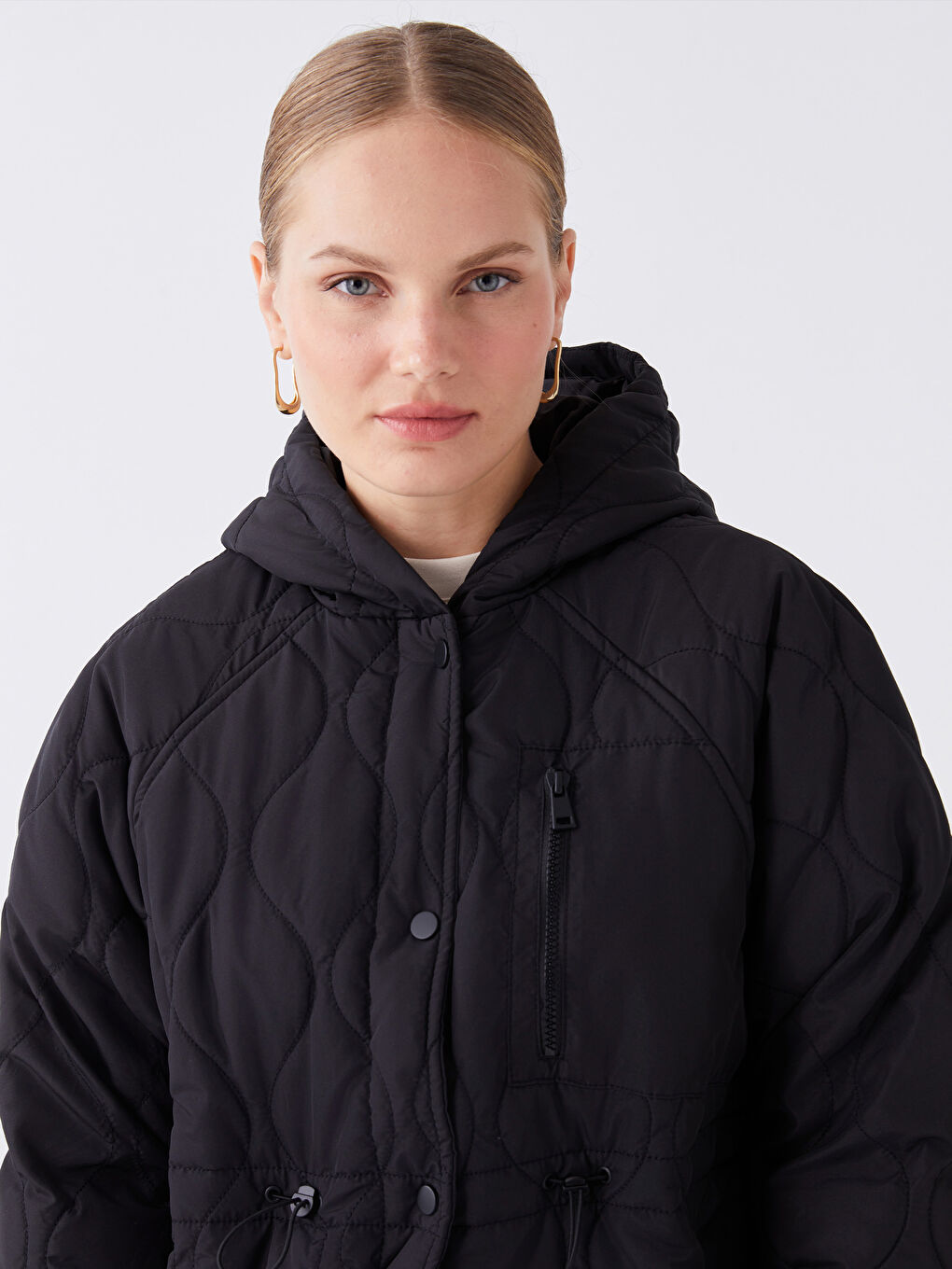 Siyah Kapüşonlu Kendinden Desenli Uzun Kollu Oversize Kadın Şişme Mont-2