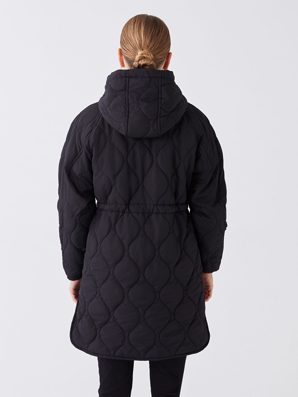 Siyah Kapüşonlu Kendinden Desenli Uzun Kollu Oversize Kadın Şişme Mont-6