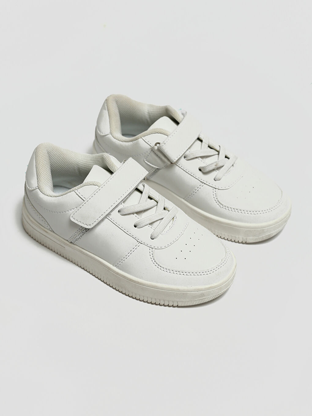 أحذية رياضية للبنات برباط