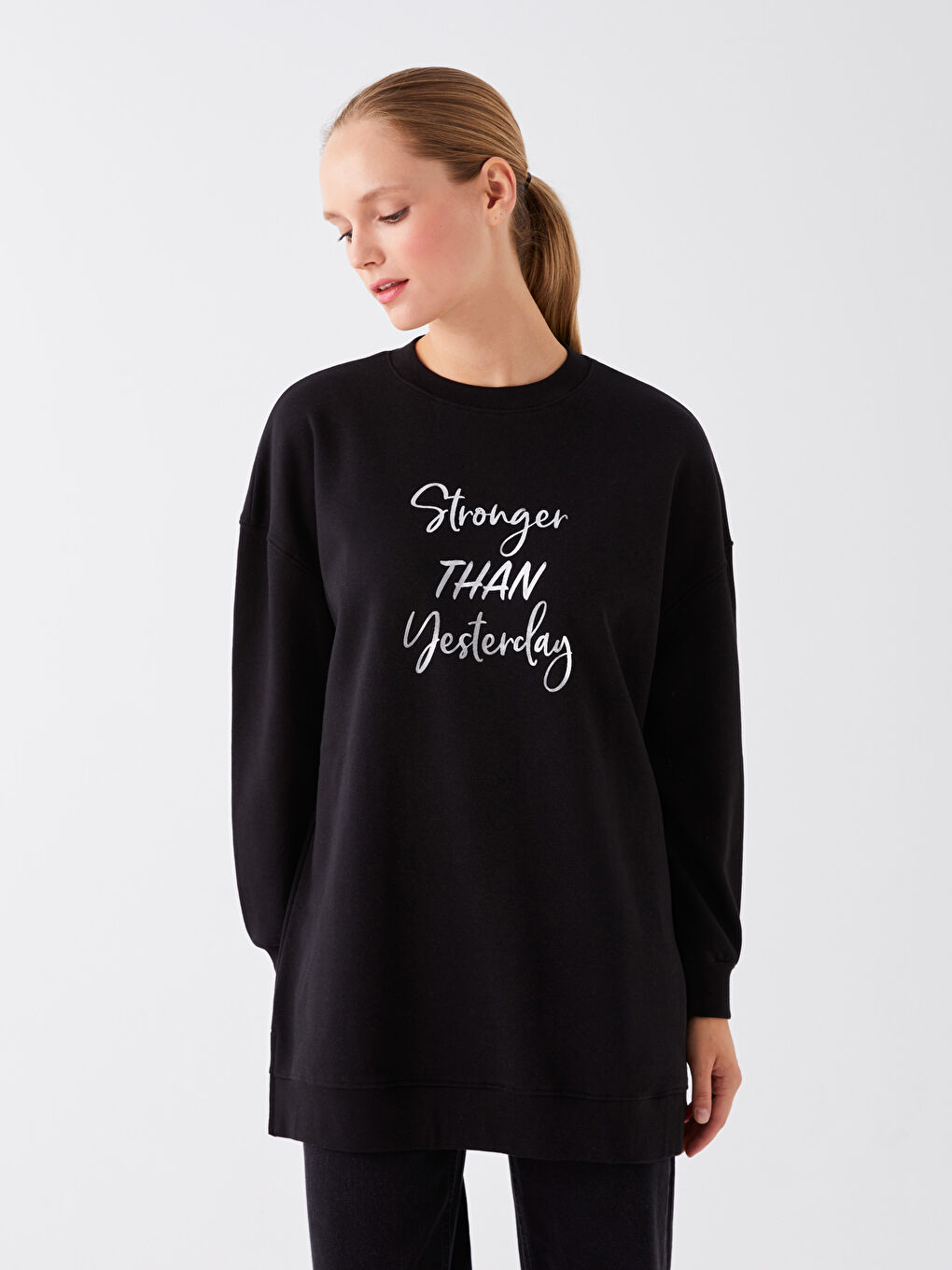 تونیکی سویتشێرتی قۆڵ درێژی چاپکراوی یه‌خه‌ خڕ ئۆڤەرسایز بۆ ژنان-1