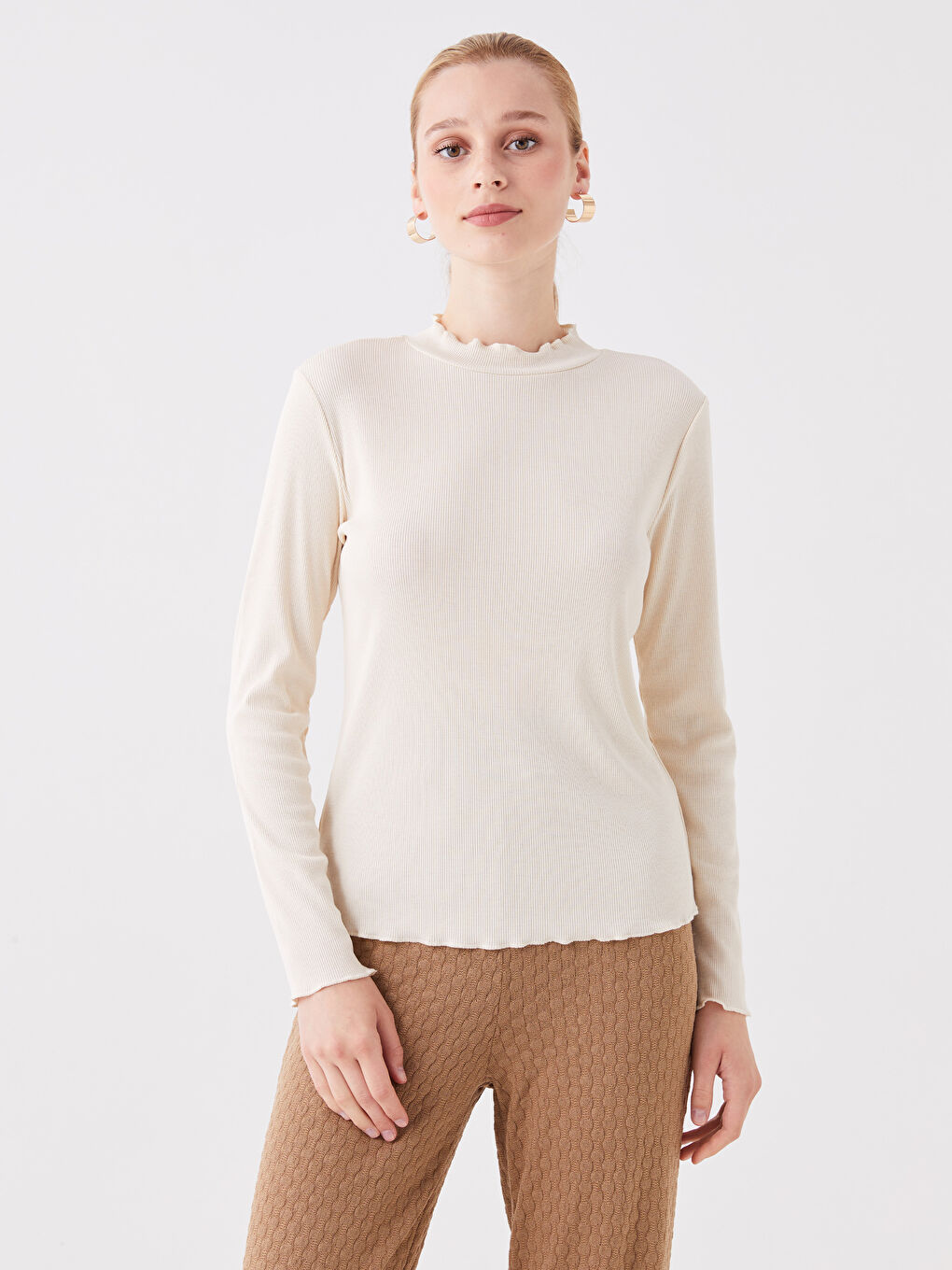 ძაბრისებრი საყელო, უბრალო, გრძელმკლავიანი მაისური ქალებისთვის