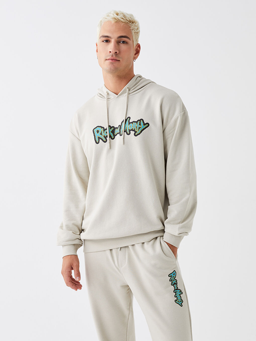 LCW Casual Açık Gri Uzun Kollu Rick and Morty Baskılı Erkek Hoodie - 1