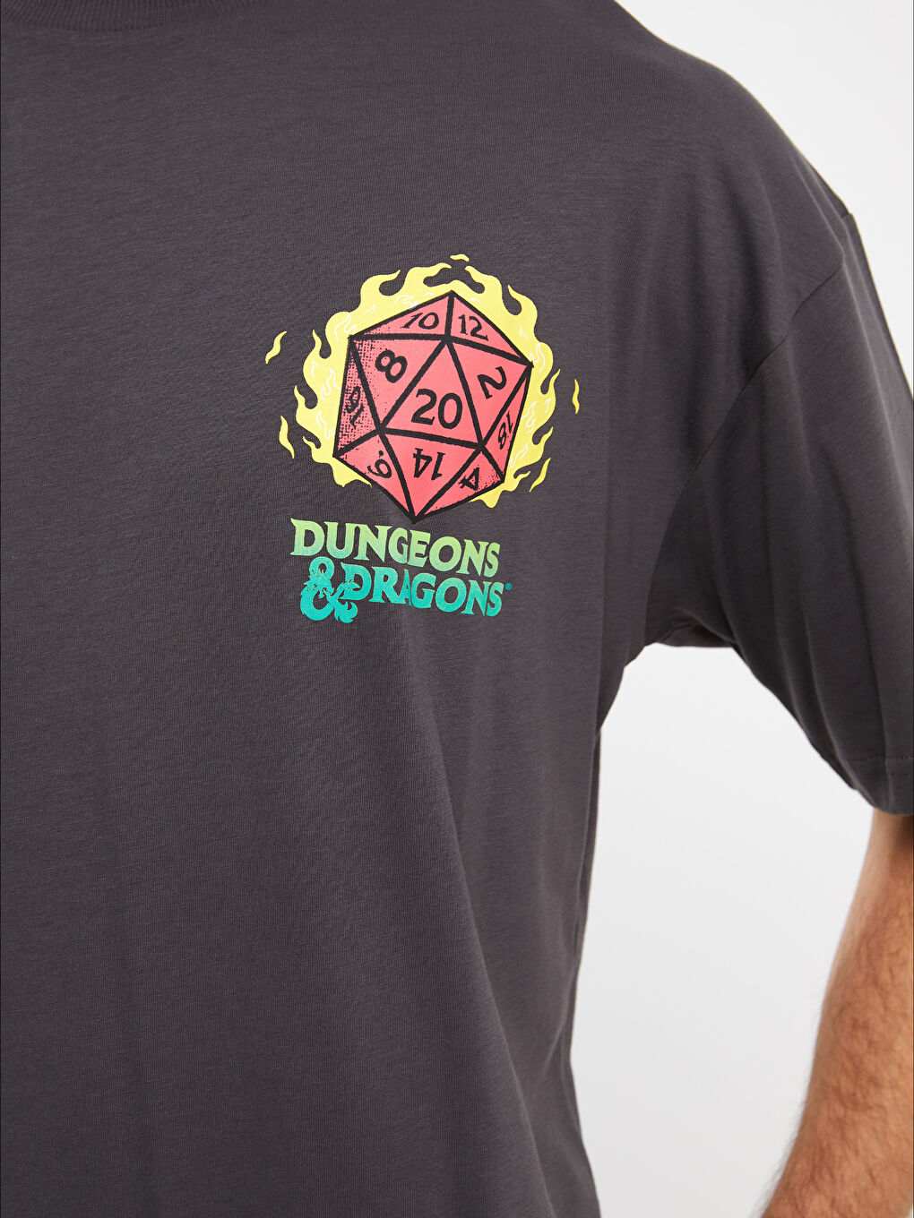 XSIDE Karbon Oversize Bisiklet Yaka Kısa Kollu Dungeons & Dragons Baskılı Penye Erkek Tişört - 3