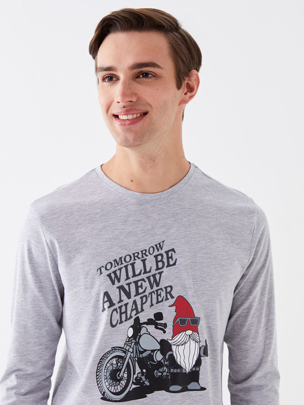 Ерлерге арналған жаңа жылдық тақырыптағы стандартты пішімдегі пижама жинағы