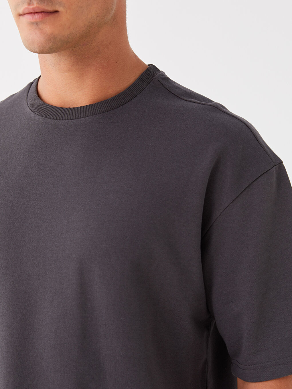 Antrasit Oversize Bisiklet Yaka Kısa Kollu Erkek Tişört-3