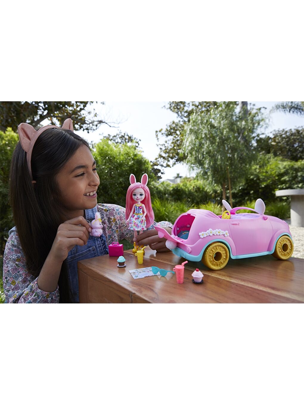 Spielzeugauto und Puppenset