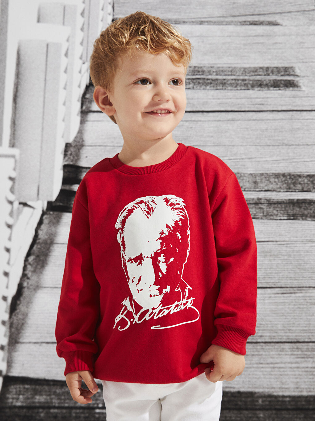 LCW baby Kırmızı Bisiklet Yaka Uzun Kollu Atatürk Baskılı ve İmzalı Erkek Bebek Sweatshirt