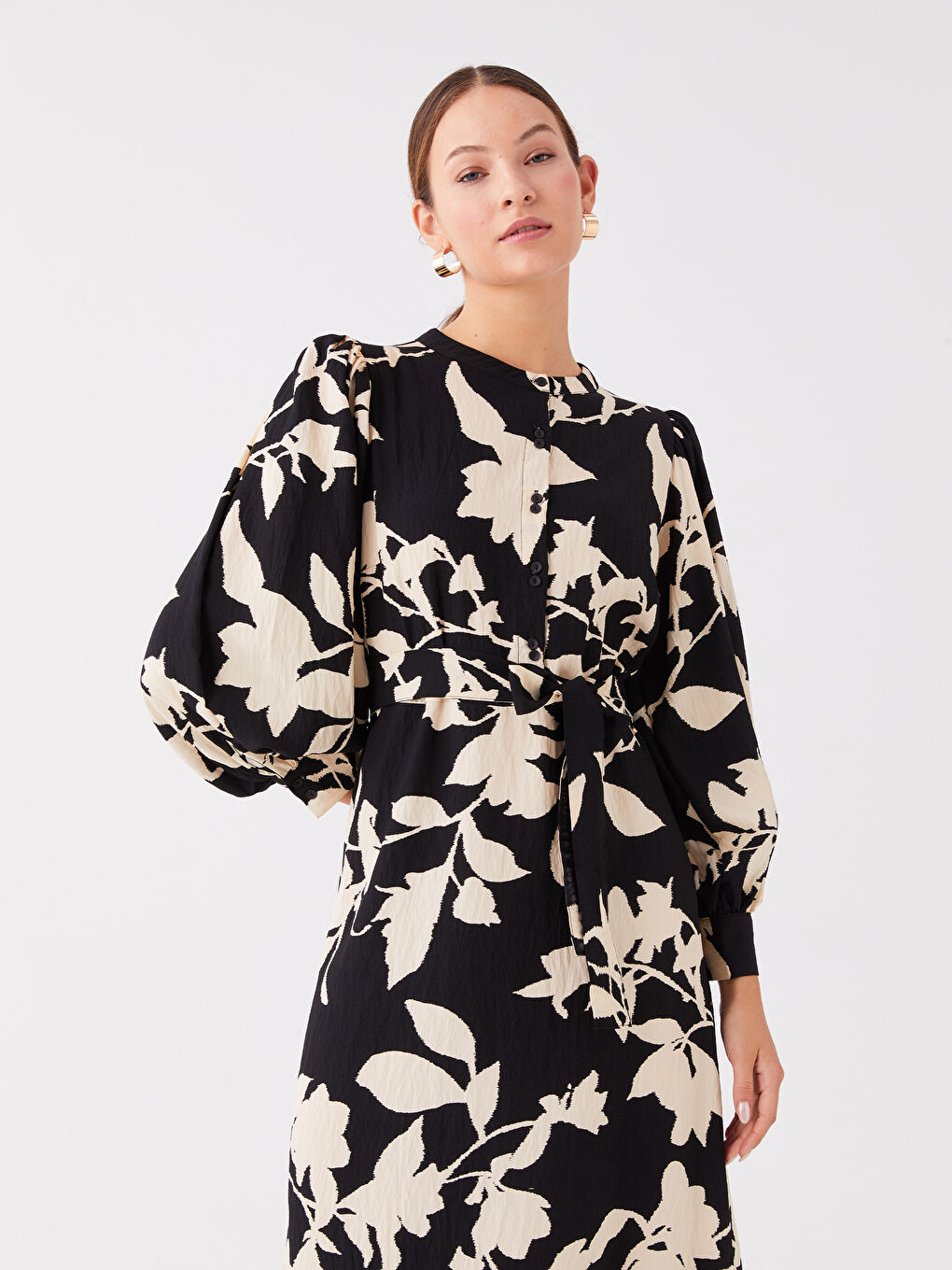 فستان نسائي بأكمام طويلة وياقة الجد مطبوع-2