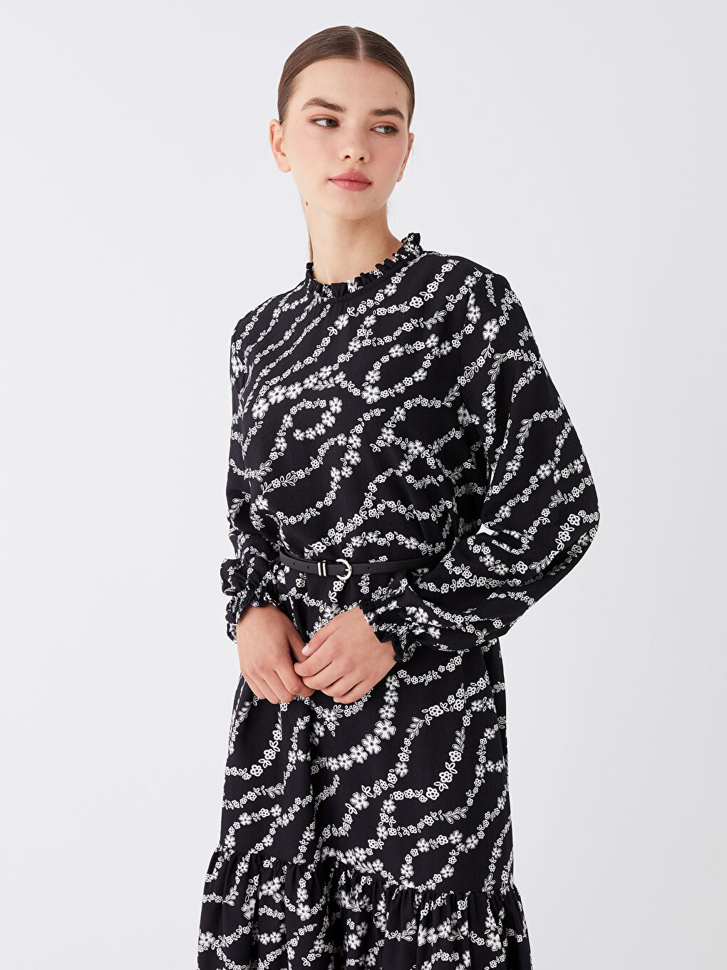 Siyah Fırfırlı Dik Yaka Çiçekli Uzun Kollu Kadın Elbise-1