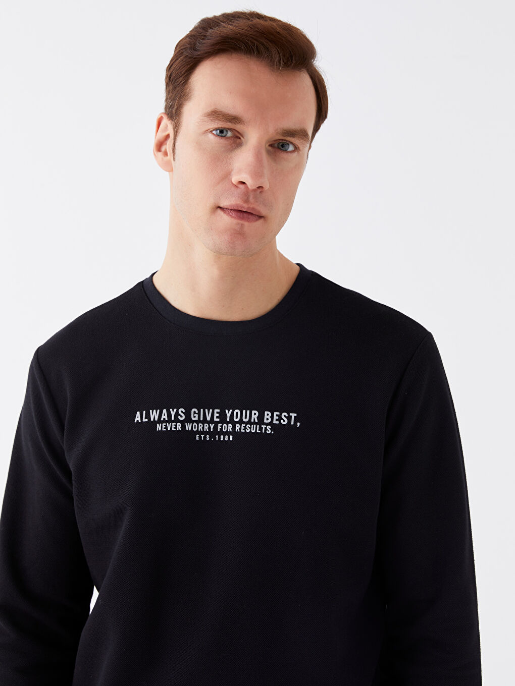 LCWAIKIKI Classic Yeni Siyah Bisiklet Yaka Uzun Kollu Baskılı Erkek Sweatshirt