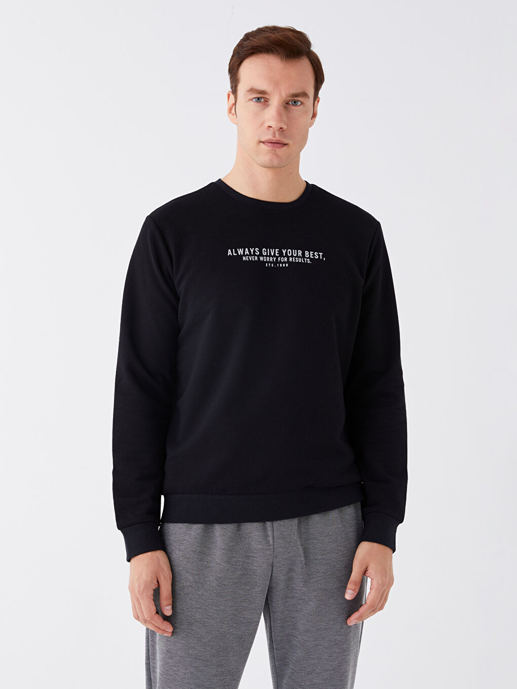 LCWAIKIKI Classic Yeni Siyah Bisiklet Yaka Uzun Kollu Baskılı Erkek Sweatshirt - 1