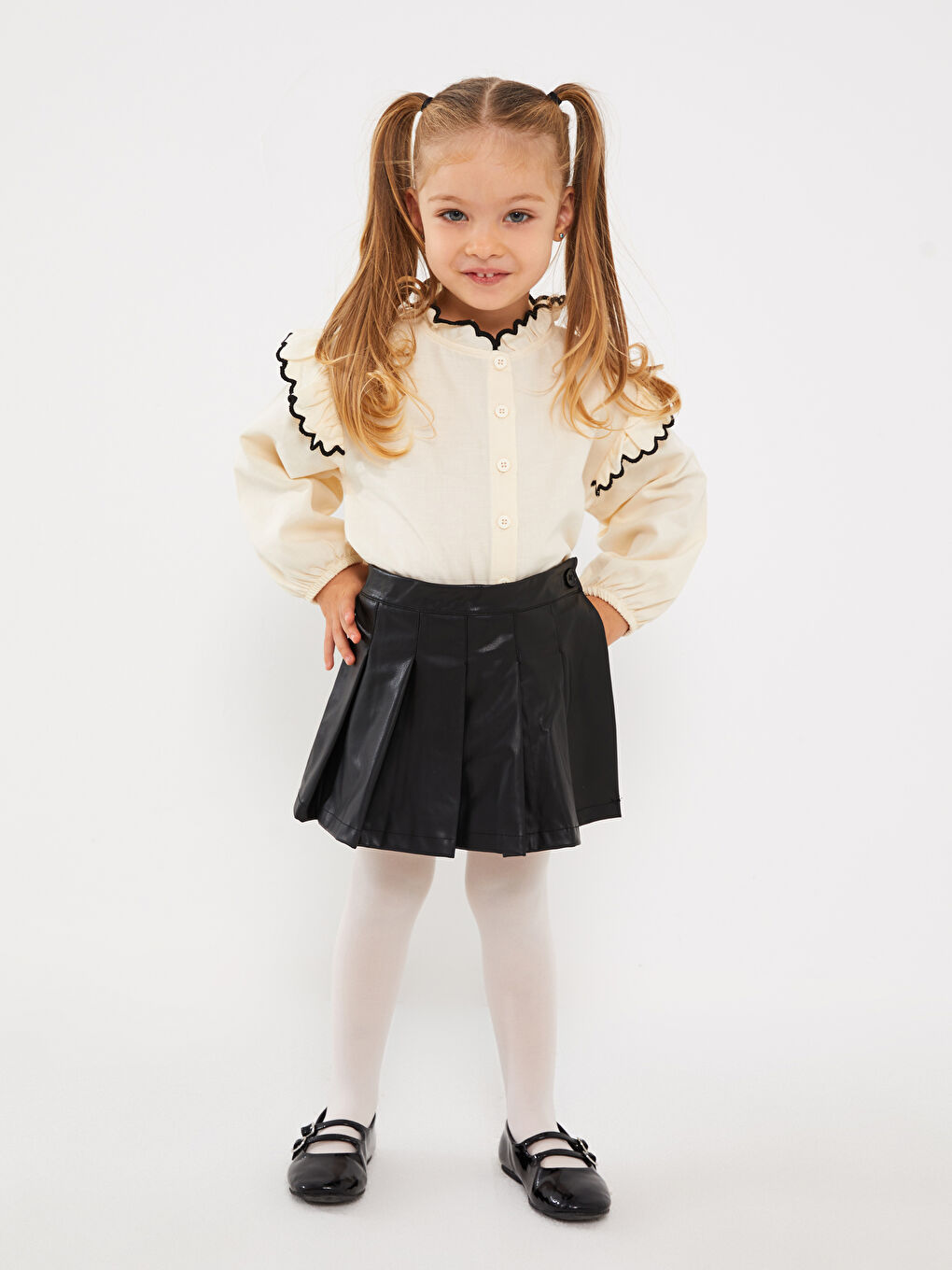 Siyah Deri Görünümlü Kız Bebek Şort Etek ve Külotlu Çorap 2'li-1