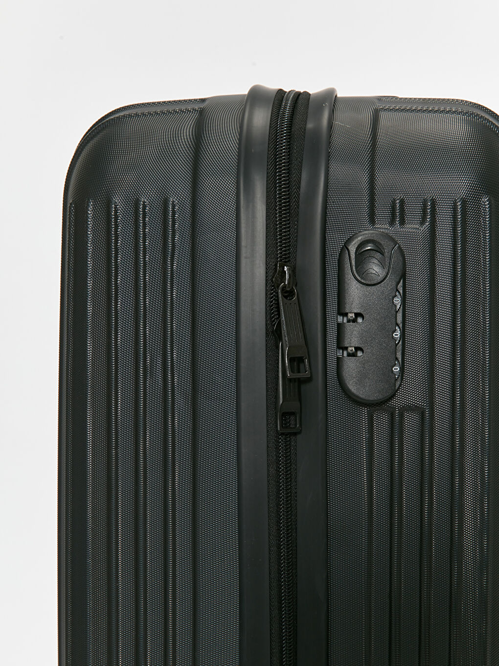 Siyah Kilit Detaylı Büyük Boy Valiz-4