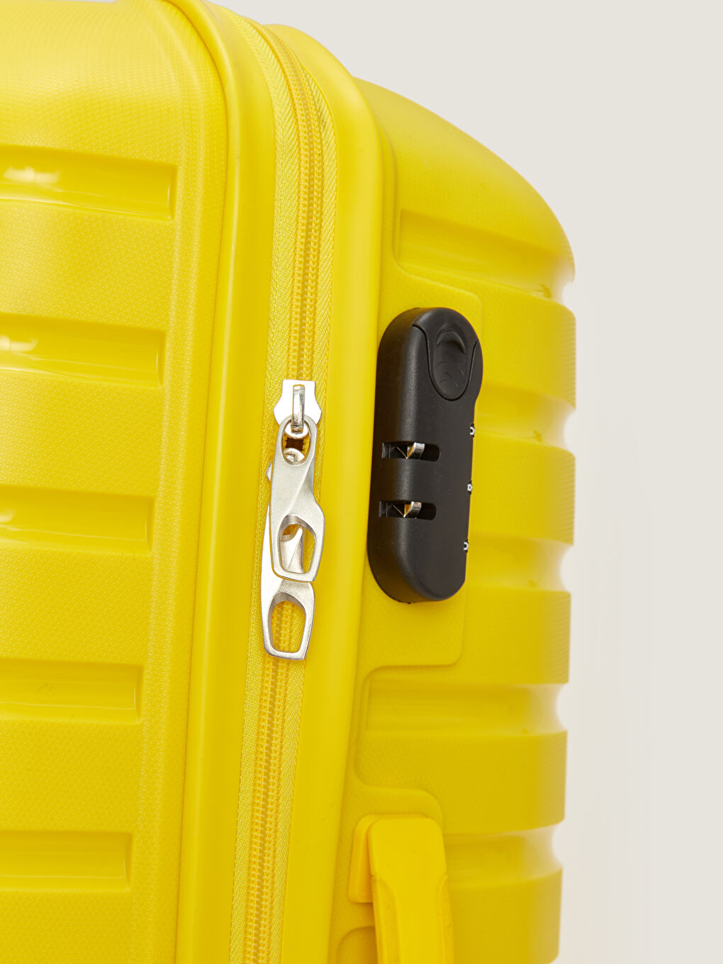 LCW ACCESSORIES Suitcase with Lock Detail and Pull Mechanism in Large Size -W3G557Z8-SB7