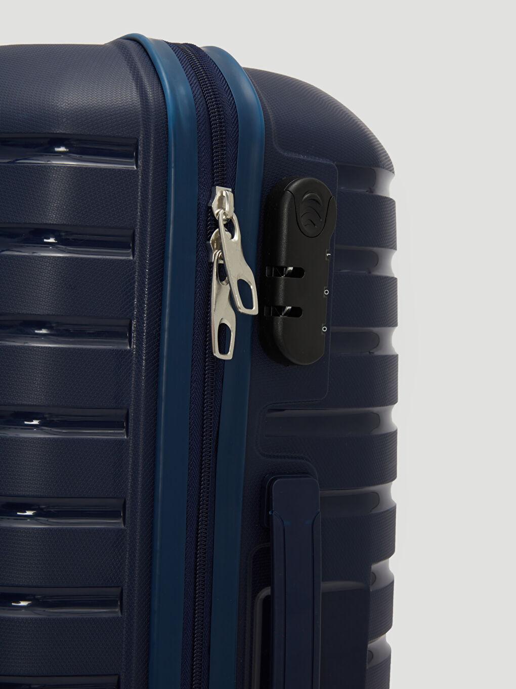 Lacivert Kilit Detaylı Çekme Mekanizmalı Küçük Boy Valiz-4