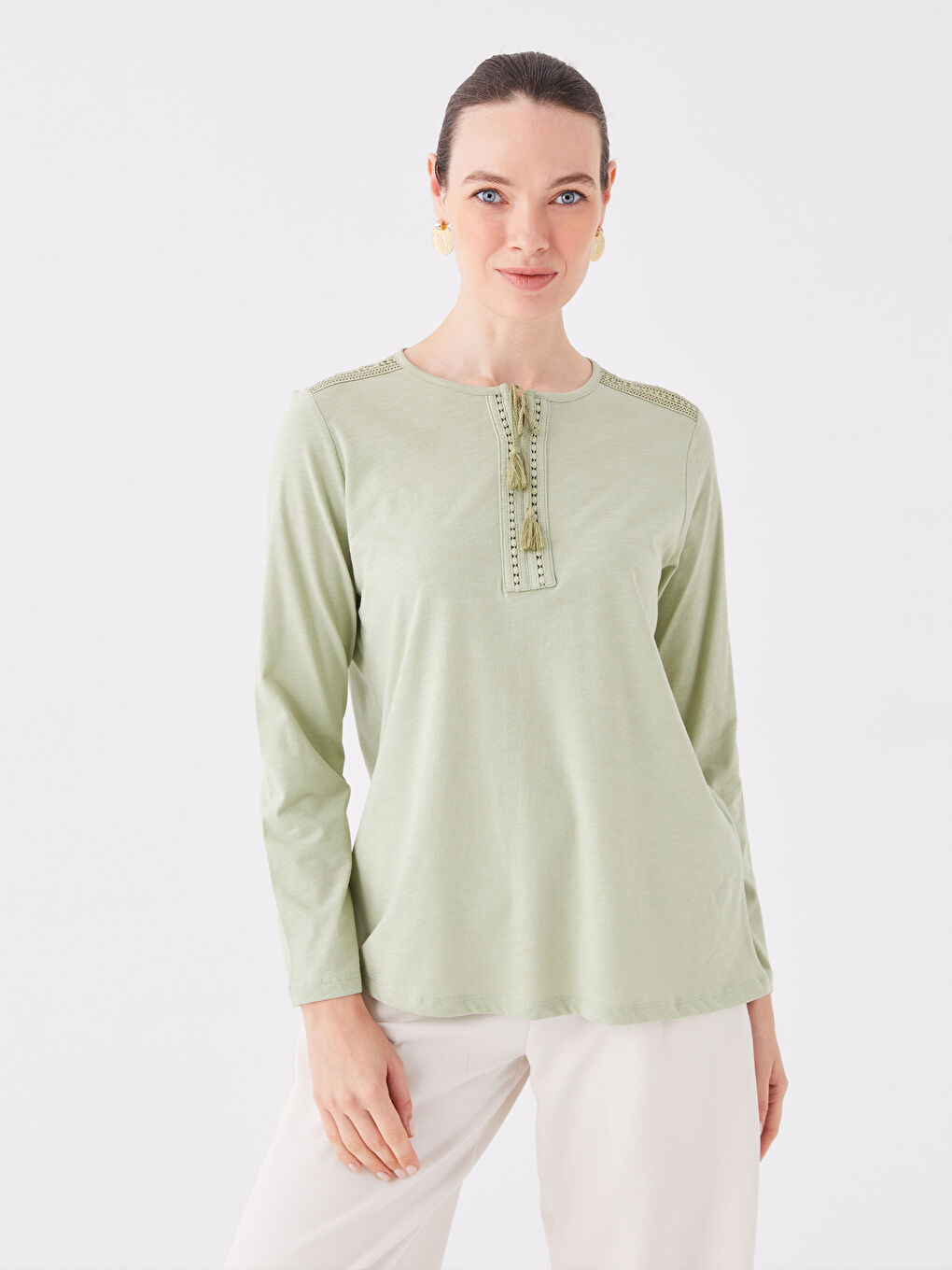 Yeşil Bağlamalı Yaka Nakışlı Uzun Kollu Kadın Bluz