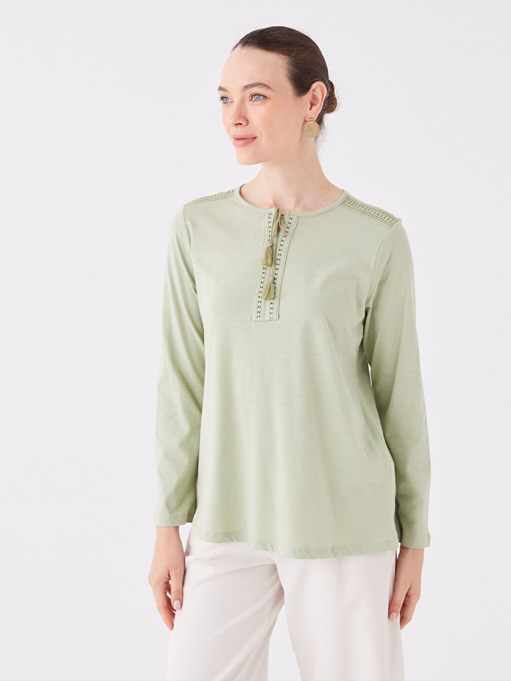 Yeşil Bağlamalı Yaka Nakışlı Uzun Kollu Kadın Bluz-1