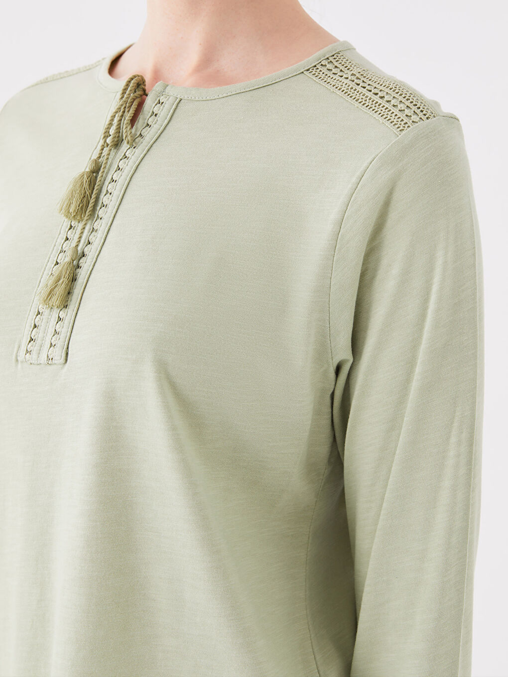 Yeşil Bağlamalı Yaka Nakışlı Uzun Kollu Kadın Bluz-3