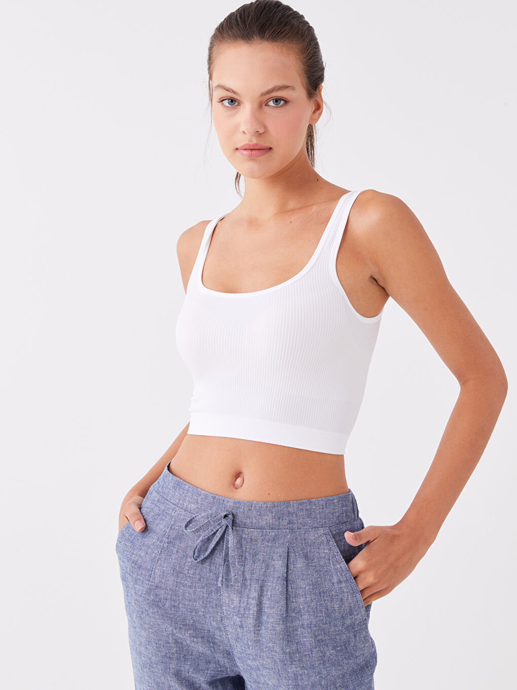 Beyaz U Yaka Crop Kadın Sporcu Atleti