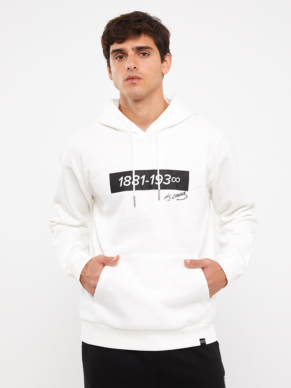 LCW Casual Kırık Beyaz Uzun Kollu Atatürk İmzası Baskılı Erkek Hoodie - 1